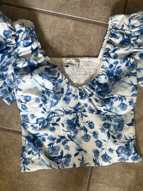 Women’s puff sleeve top